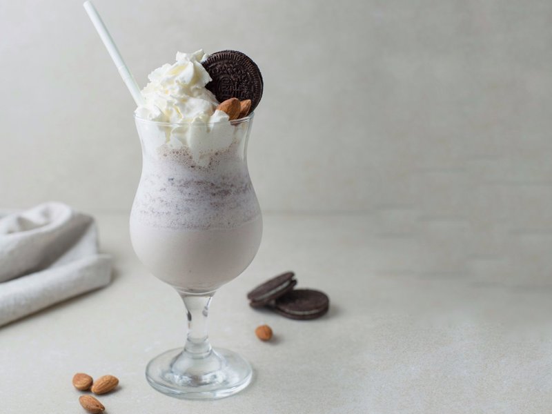 Almond and Oreo milkshake