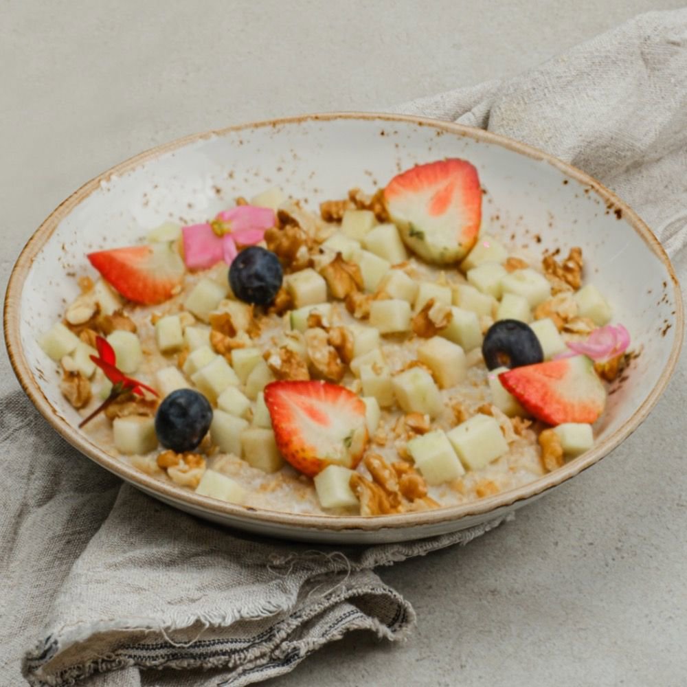 Oatmeal porridge with apples and walnuts