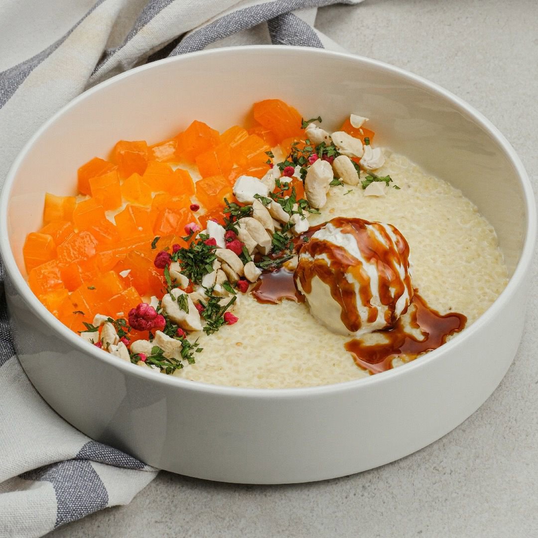 Millet flake porridge with dates