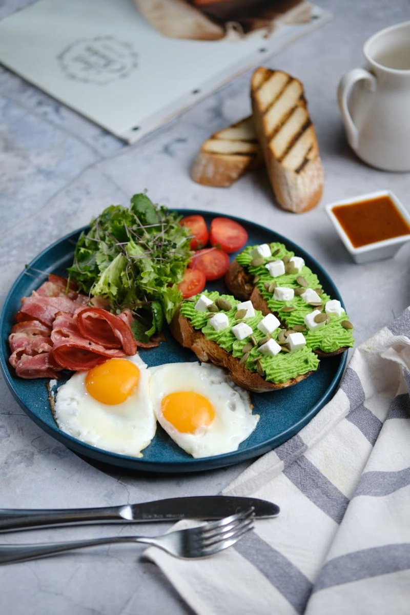 Set with avocado and bacon